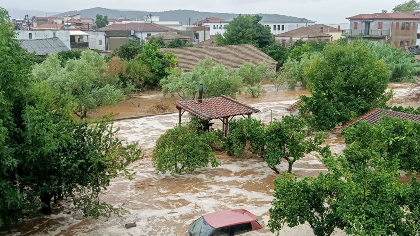 Flut in Volos: Autos, Häuser, ganze Orte werden weggespült.