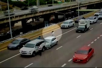 Ein Standbild des Videos in Bangkok zeigt die Frau, wie sie vom Entführer-Fahrzeug davonrennt.