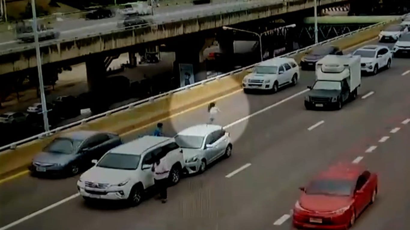 Ein Standbild des Videos in Bangkok zeigt die Frau, wie sie vom Entführer-Fahrzeug davonrennt.