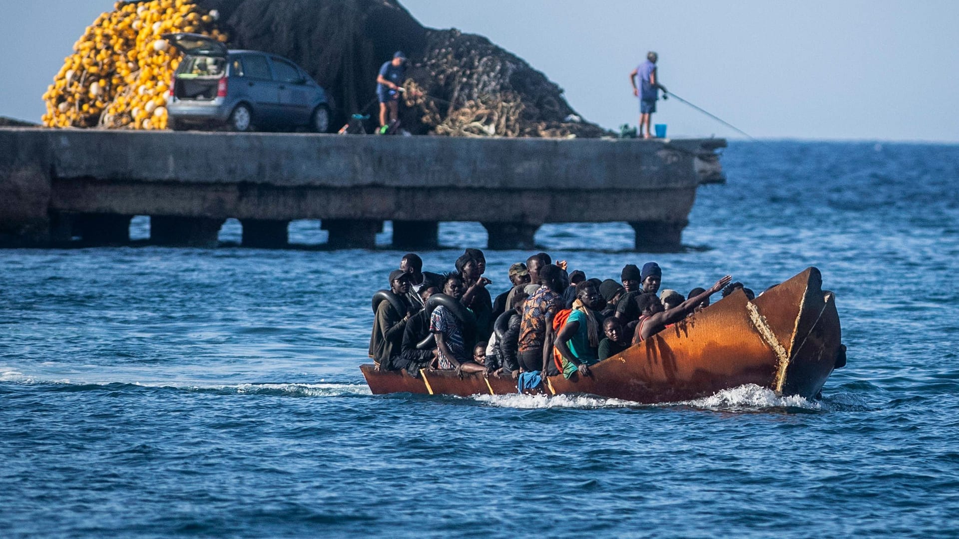 Geflüchtete Menschen vor Lampedusa (Archivbild): Die italienische Regierung möchte nun eine Kaution von abgelehnten Geflüchteten verlangen. Geflüchtete Menschen vor Lampedusa (Archivbild): Die italienische Regierung möchte nun eine Kaution von abgelehnten Geflüchteten verlangen.