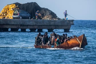 Geflüchtete Menschen vor Lampedusa (Archivbild): Die italienische Regierung möchte nun eine Kaution von abgelehnten Geflüchteten verlangen.