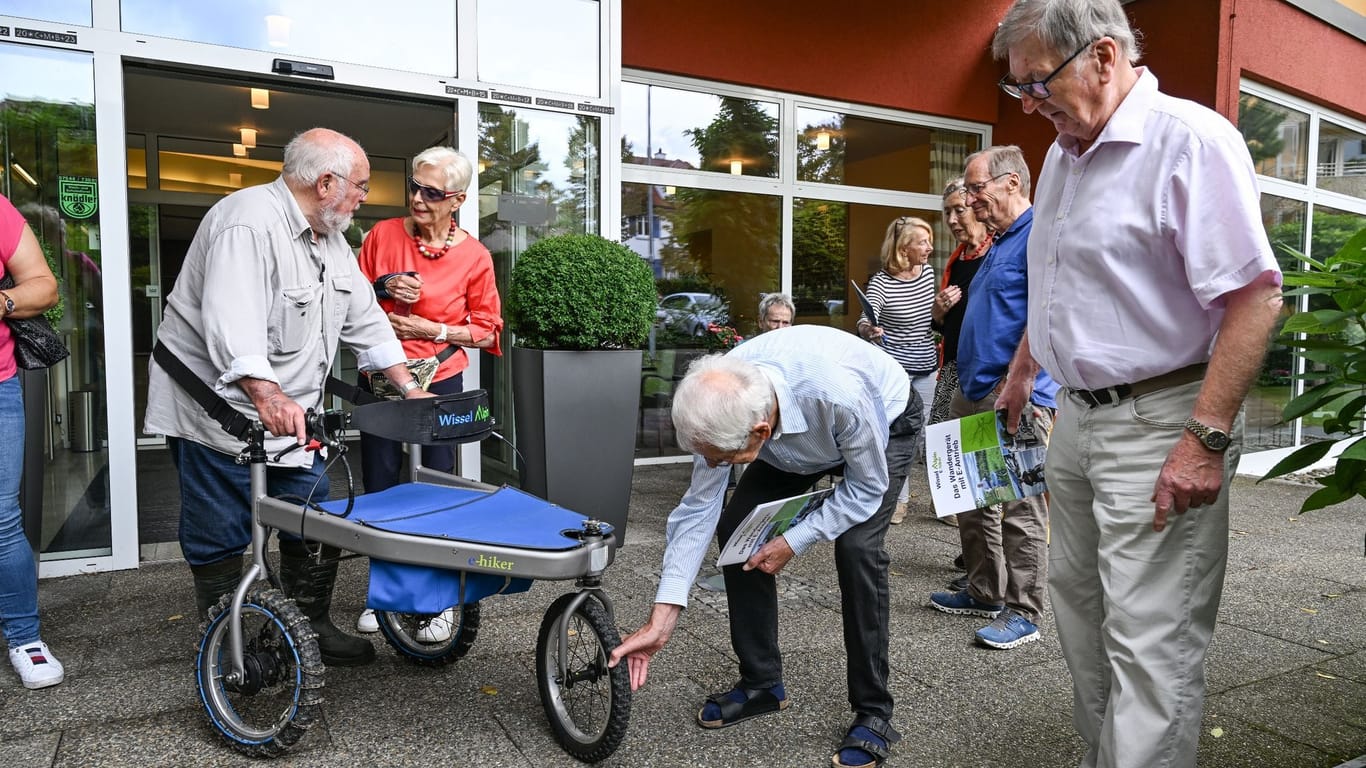 92-Jähriger erfindet Turbo-Rollator für Wald und Berge