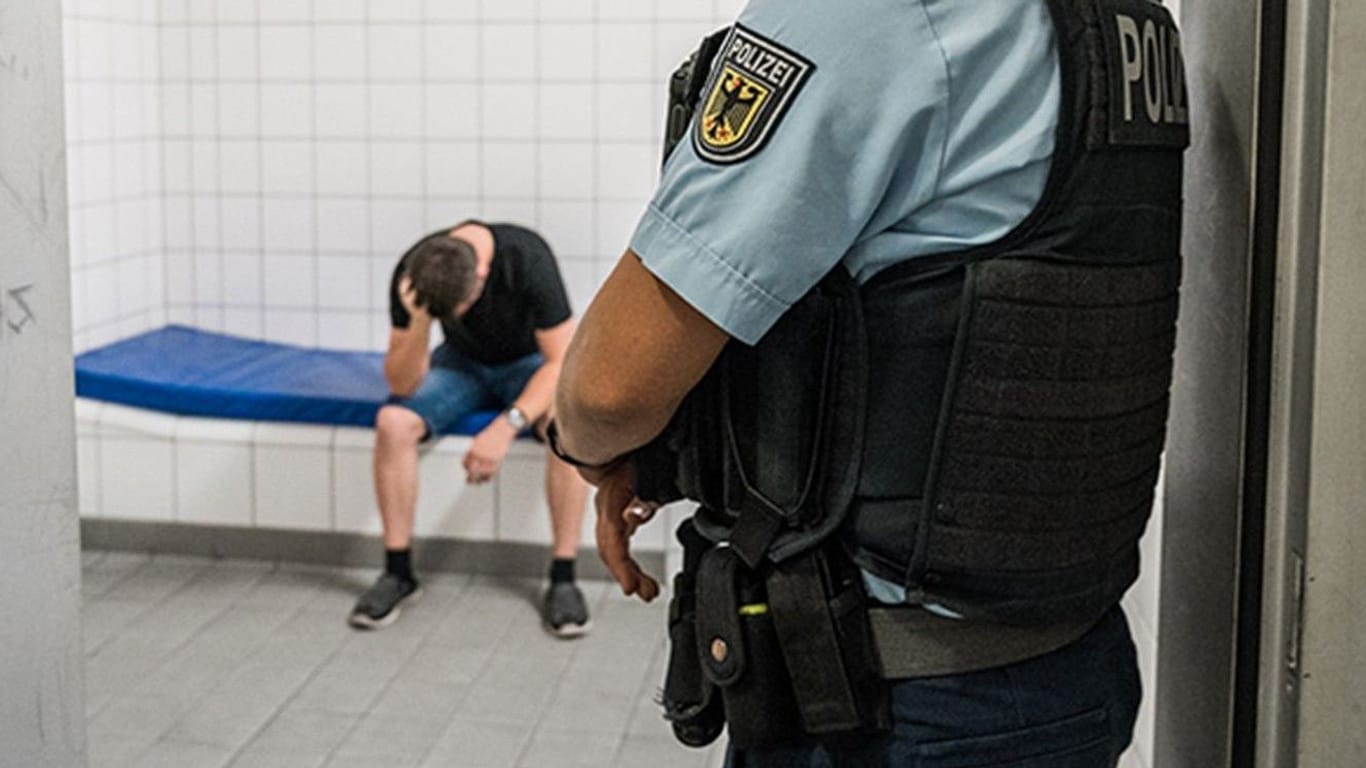 Der Betrunkene verbrachte die Nacht in der Ausnüchterungszelle der Bundespolizei (Symbolbild).