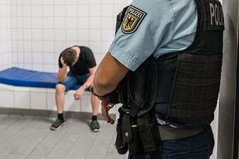 Der Betrunkene verbrachte die Nacht in der Ausnüchterungszelle der Bundespolizei (Symbolbild).