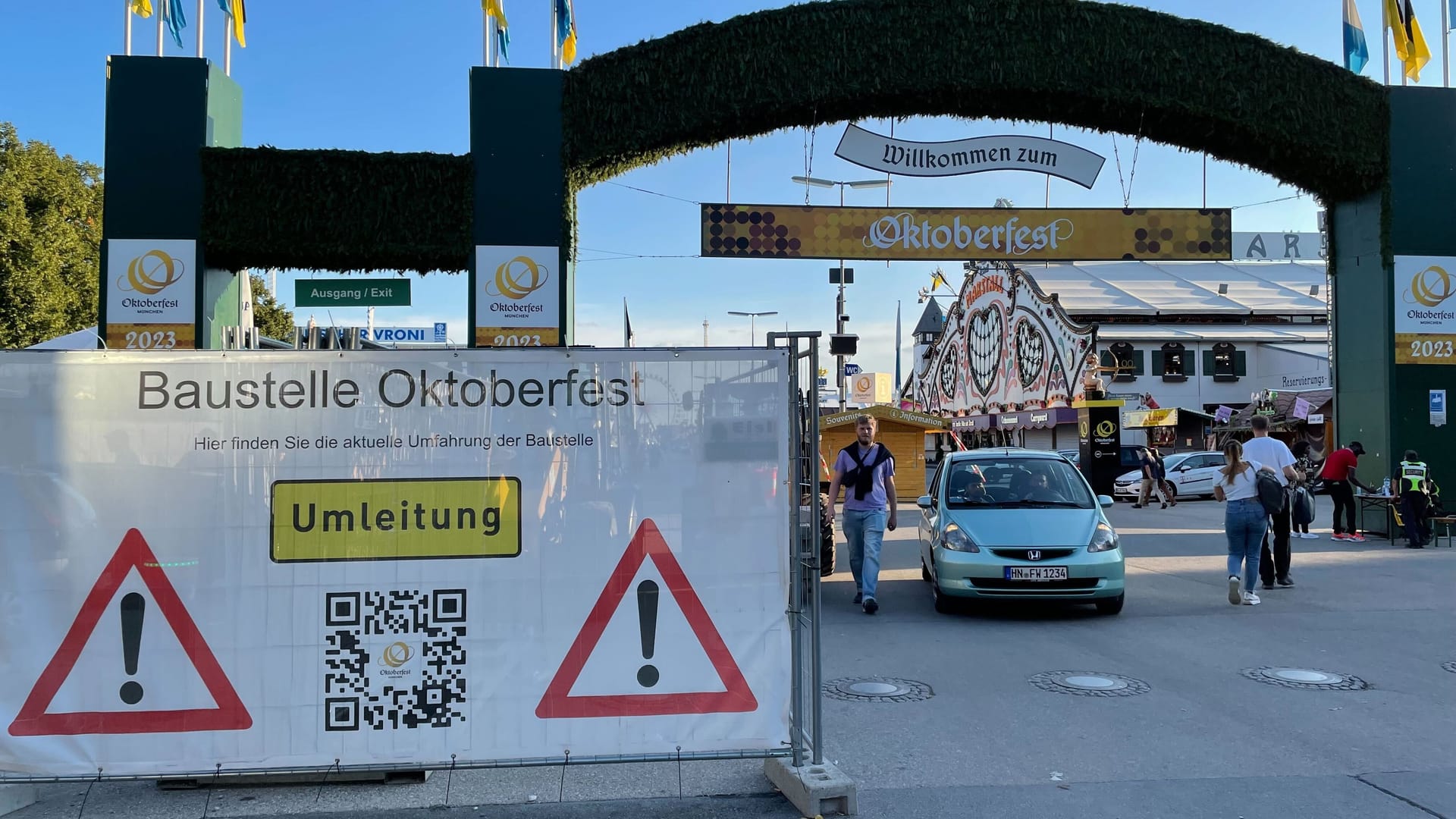 Freitagabend noch Baustelle, am Samstag treffen sich hier Besucher aus aller Welt beim Oktoberfest.