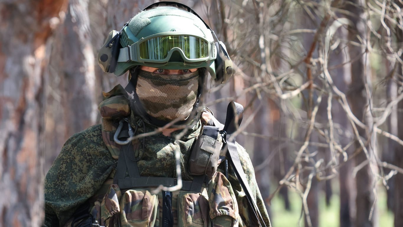 Ein russischer Soldat steht in Kherson.