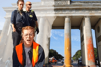 Aktivisten der "Letzten Generation" haben eine Farbattacke auf das Brandenburger Tor verübt