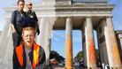 Aktivisten der "Letzten Generation" haben eine Farbattacke auf das Brandenburger Tor verübt