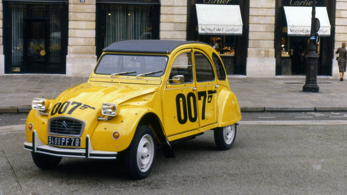 Geadelt: Selbst Geheimagent James Bond (gespielt von Roger Moore) fuhr in "For your eyes only" einen 2 CV. Citroën legte daraufhin ein auf 1.000 Exemplare limitiertes Sondermodell auf.