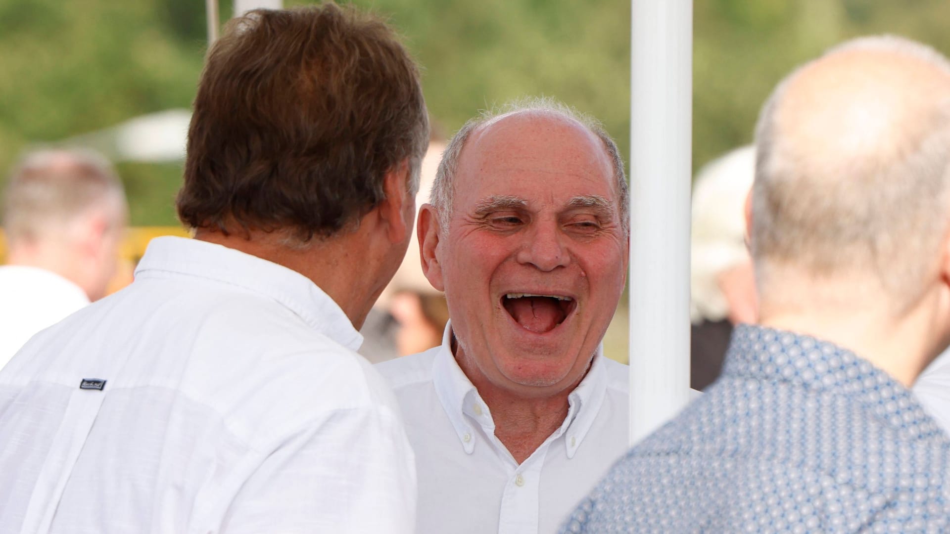 Angetan vom Spiel seines FC Bayern: Uli Hoeneß, hier bei der Einweihung des Denkmals für Gerd Müller.