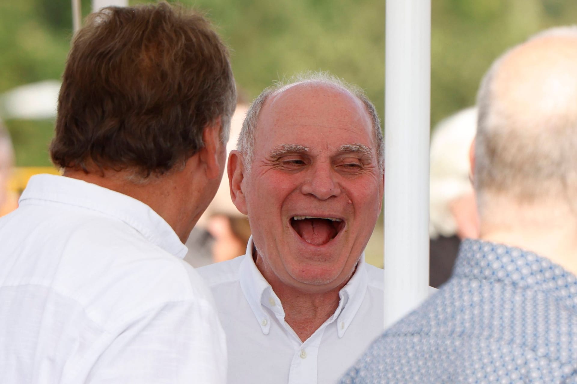 Angetan vom Spiel seines FC Bayern: Uli Hoeneß, hier bei der Einweihung des Denkmals für Gerd Müller.