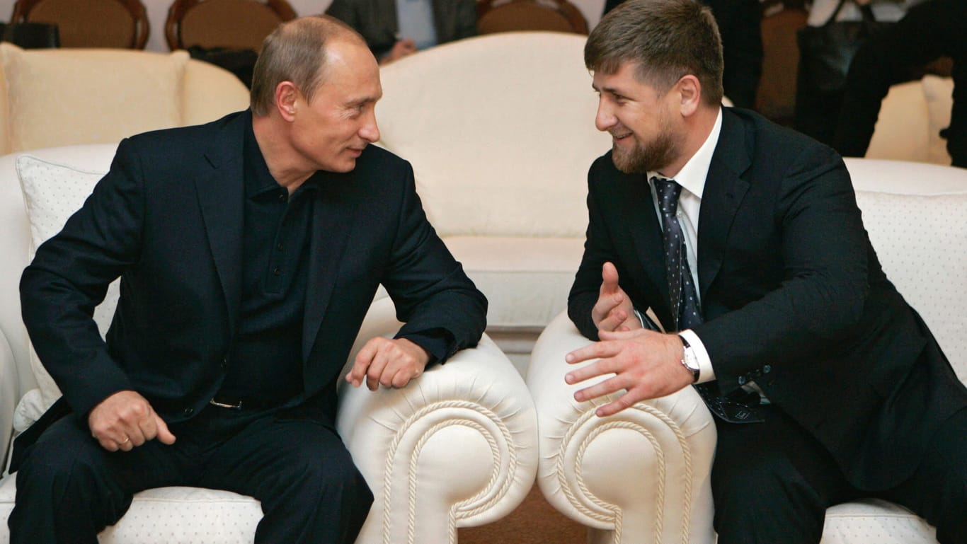 Putin und Kadyrow kurz nach dessen Vereidigung als tschetschenischer Präsident 2007 in Moskau.