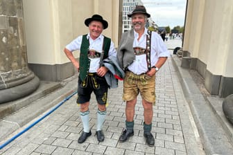 Zwei Touristen aus Bayern am Brandenburger Tor