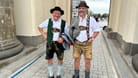 Zwei Touristen aus Bayern am Brandenburger Tor