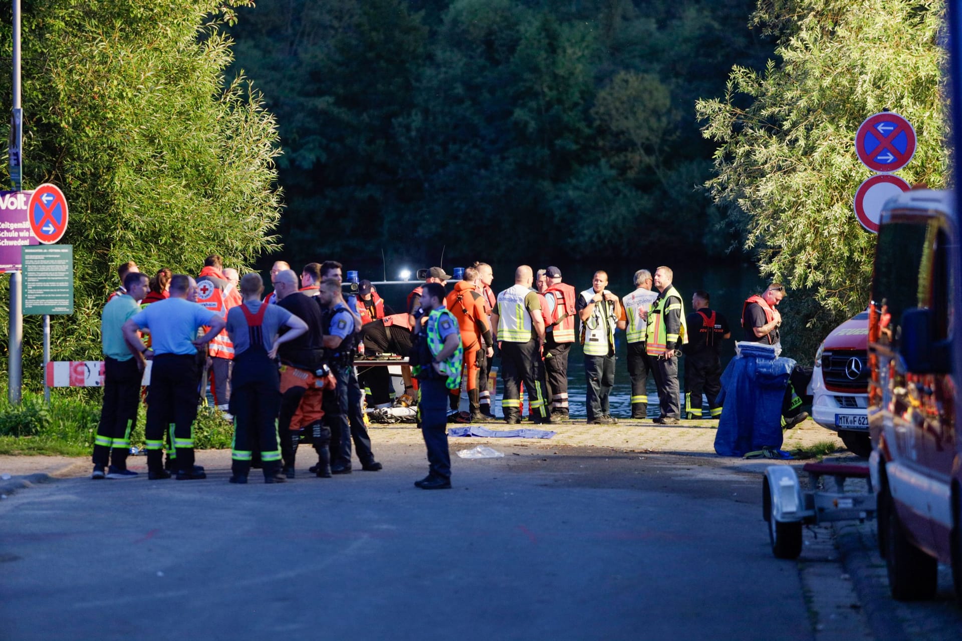 Einsatzkräfte am Main bei Hattersheim: Die vermisste Person konnte nur noch tot geborgen werden.