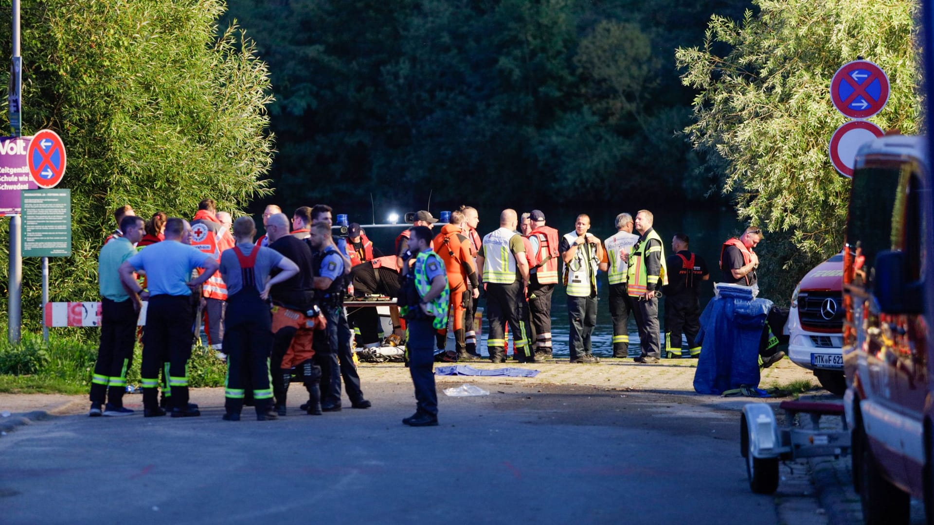 Einsatzkräfte am Main bei Hattersheim: Die vermisste Person konnte nur noch tot geborgen werden.