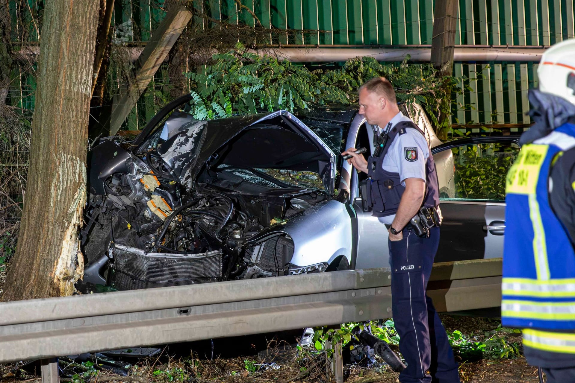 Unfallaufnahme in Witten: Die Insassen des Porsches kamen ins Krankenhaus.