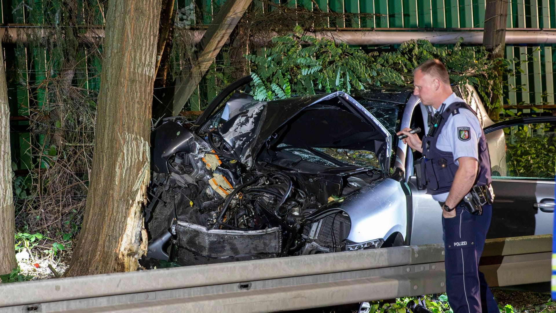 Unfallaufnahme in Witten: Die Insassen des Porsches kamen ins Krankenhaus.