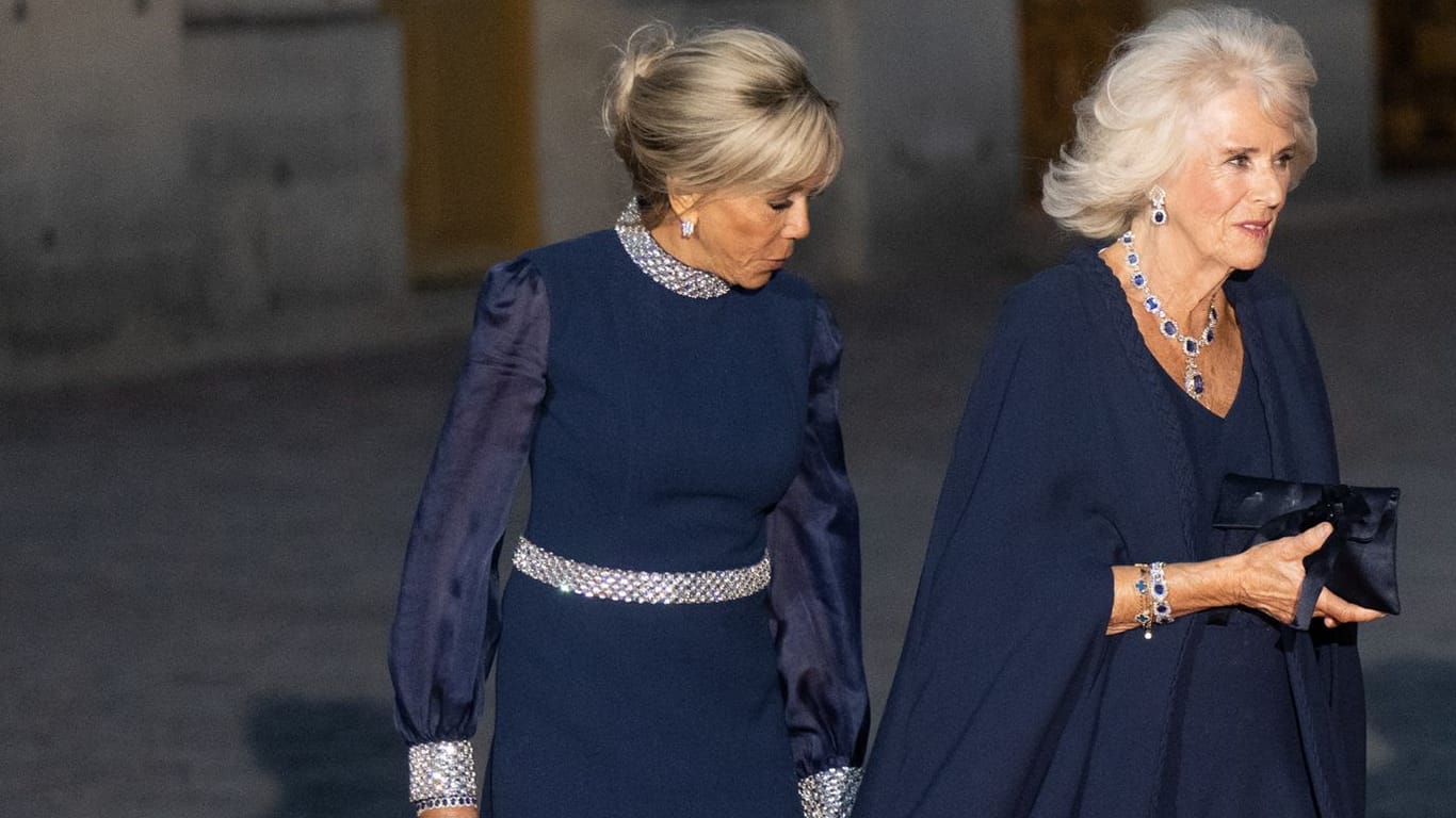 Brigitte Macron und Königin Camilla: Die beiden waren in einem dunklen Blau gekleidet.