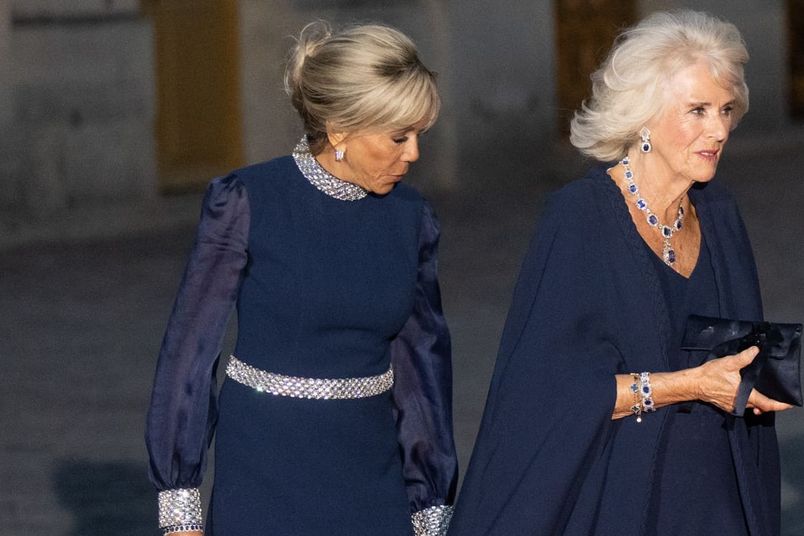 Brigitte Macron und Königin Camilla: Die beiden waren in einem dunklen Blau gekleidet.