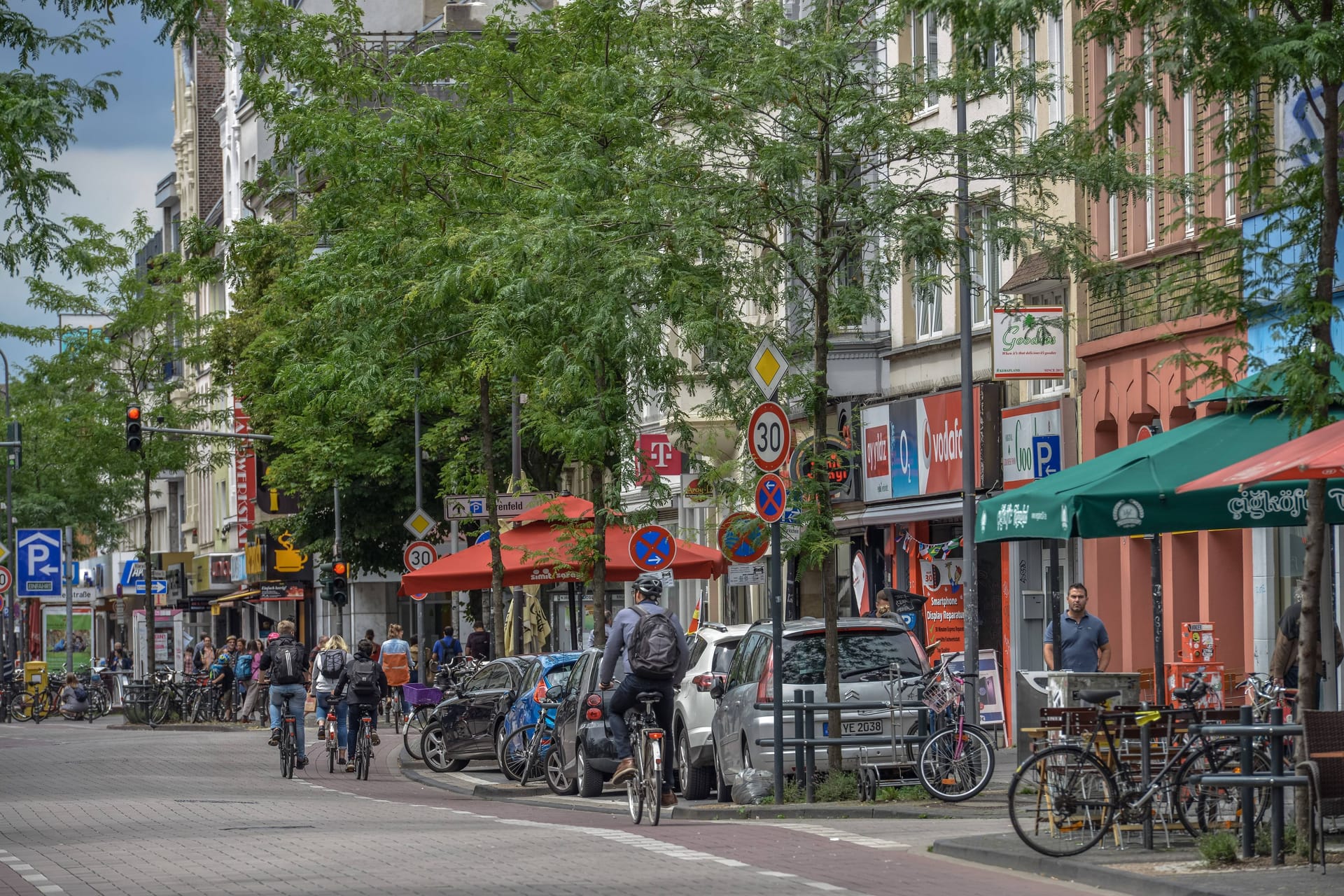 Die Venloer Straße in Ehrenfeld: Hier soll bald die zweite Phase des Verkehrsversuchs beginnen.