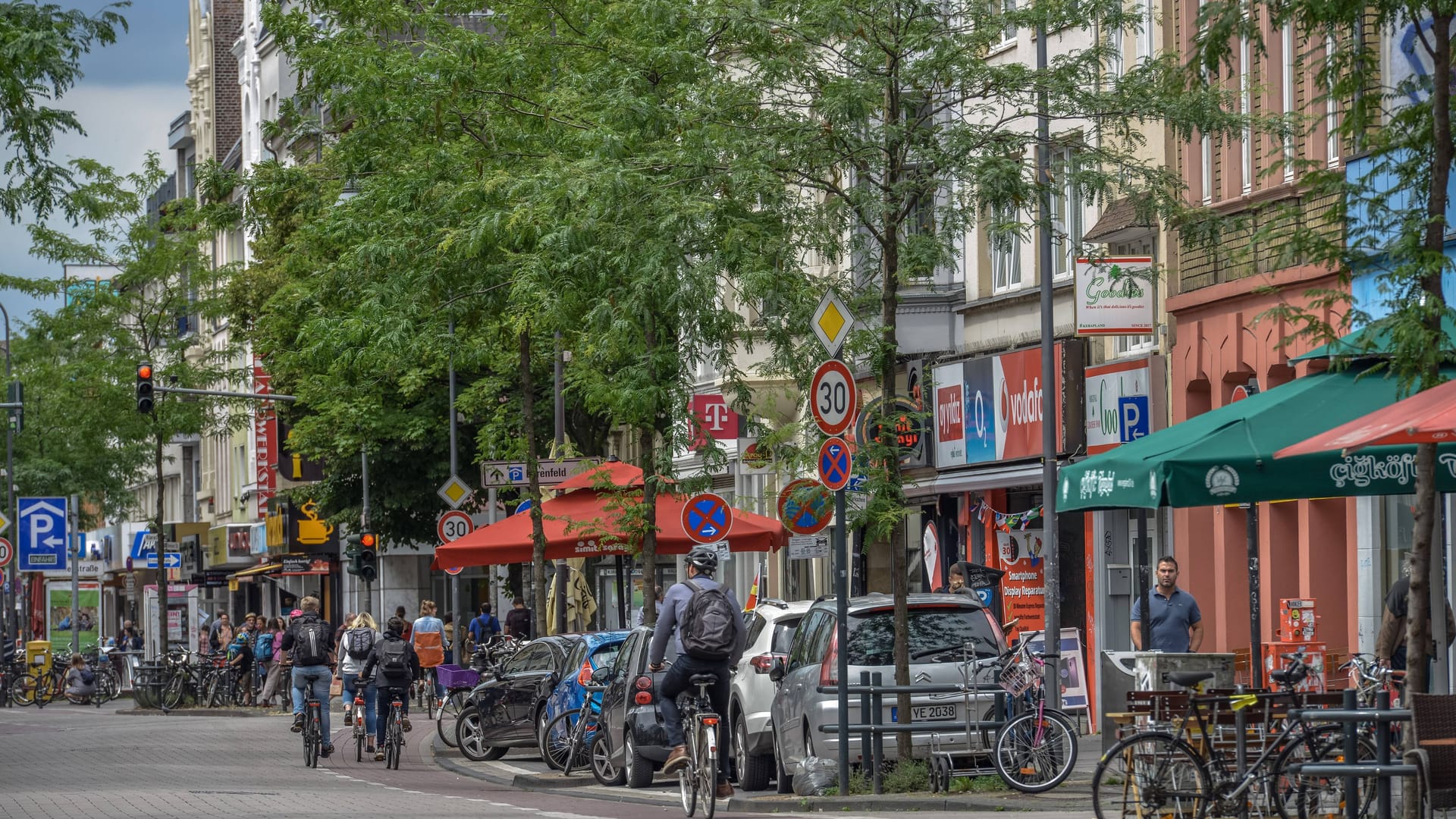 Die Venloer Straße in Ehrenfeld: Hier soll bald die zweite Phase des Verkehrsversuchs beginnen.