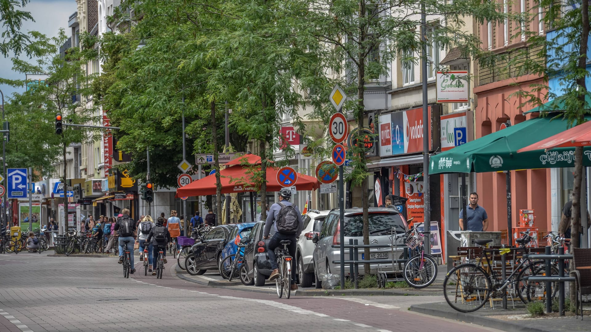 Die Venloer Straße in Ehrenfeld: Hier soll bald die zweite Phase des Verkehrsversuchs beginnen.
