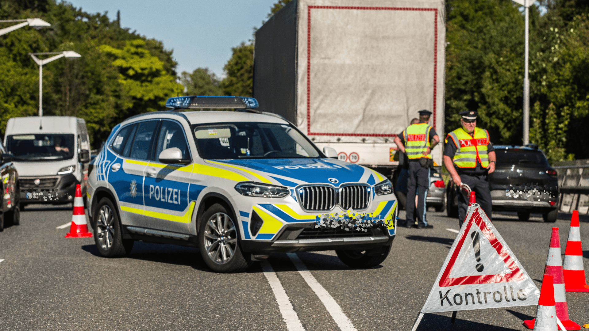 Eine Polizeikontrolle auf der Straße (Symbolbild): Die Beamten führen verstärkt Ermittlungen gegen Menschenhandel durch.