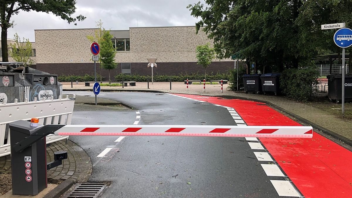 Schranke für 20.000 Euro: Eltern mit Fahrzeugen gewährt die Stadt keinen Zutritt. Schranke für 20.000 Euro: Eltern mit Fahrzeugen gewährt die Stadt keinen Zutritt.