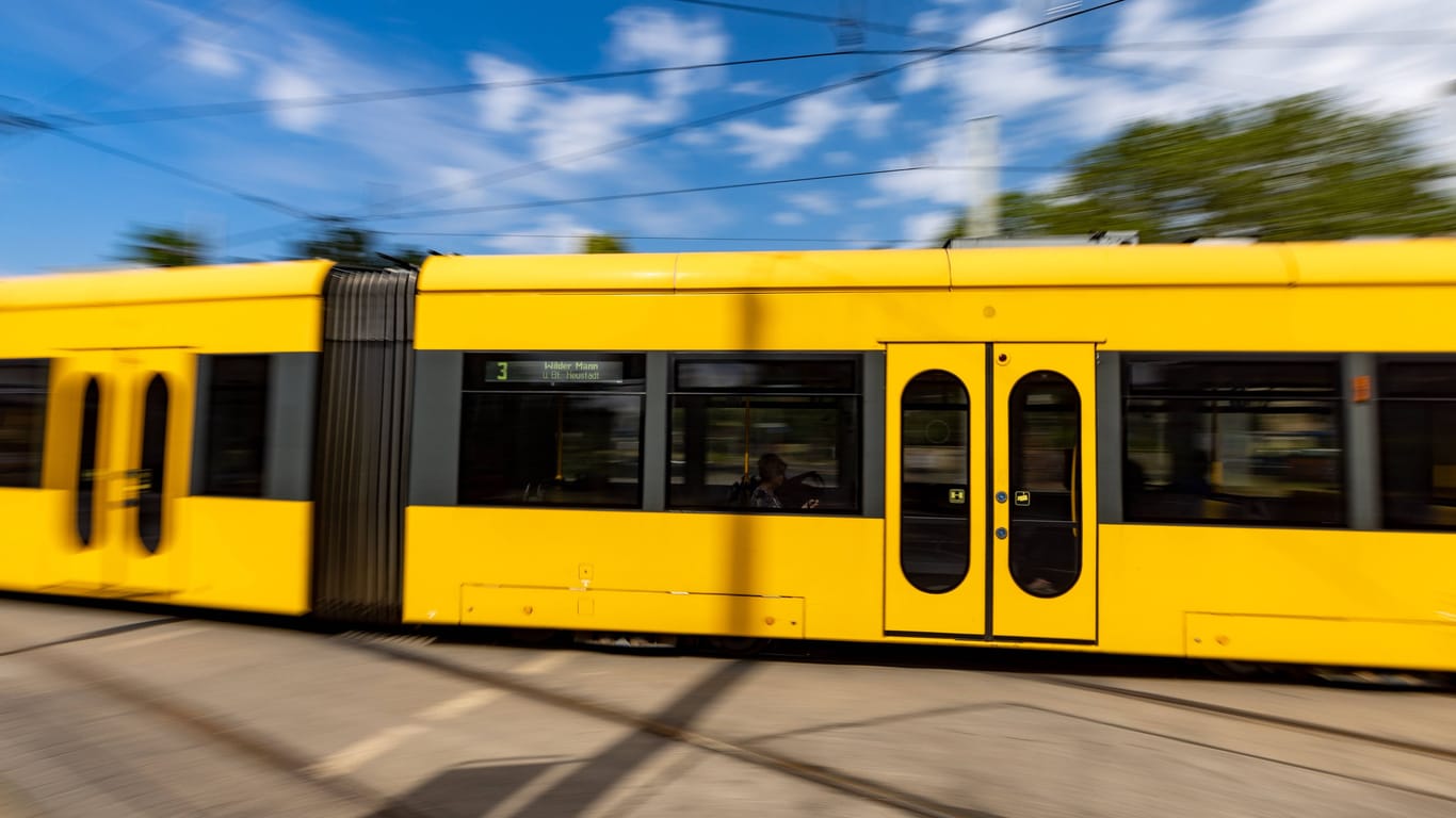 Eine Straßenbahn der Linie 3 rauscht durch Dresden (Symbolbild):