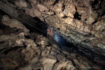Retter in der Morca-Höhle: Sie versuchen den Forscher zu retten.