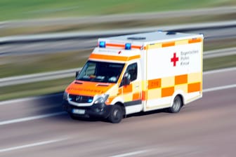 Krankenwagen mit Blaulicht auf Einsatzfahrt (Symbolfoto): Noch sind viele Fragen zum Unfall offen.