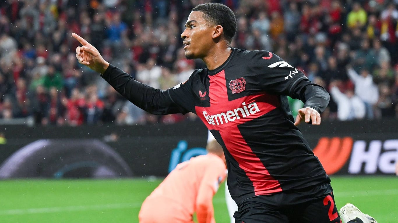 Leverkusens Adli feiert seinen Treffer zum 2:0.