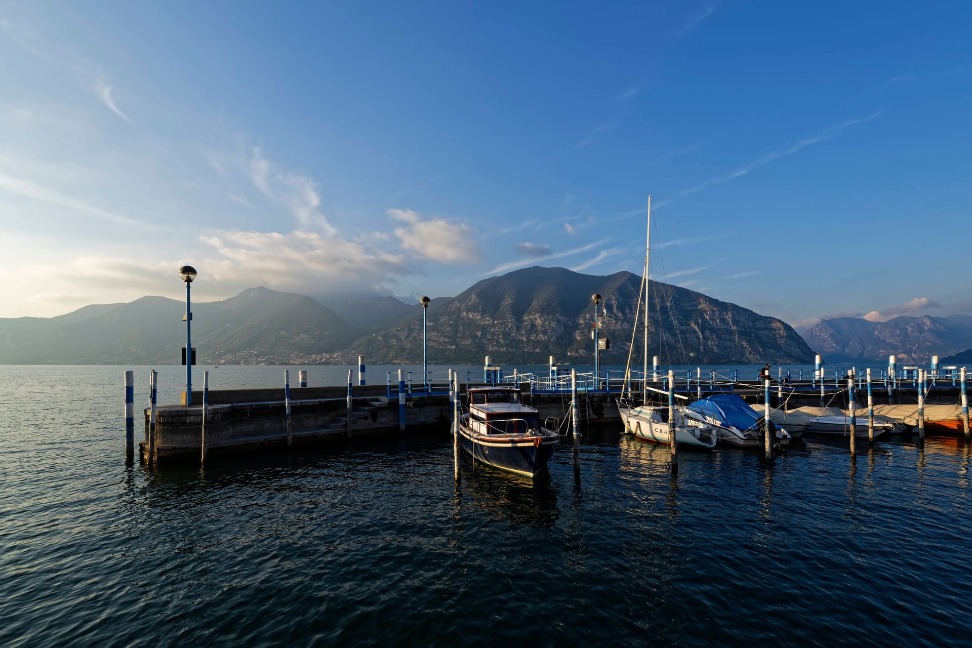 Boot am Iseosee (Symbolbild): Die 20-Jährige fiel wohl von einem Schnellboot und könnte sich dabei den Kopf angestoßen haben, so die Vermutung.