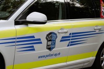 Fahrzeug der Polizei des Kantons Aargau (Symbolbild): Die junge Frau erstattete Anzeige – nun muss sich die Prozesskosten auch noch selbst tragen.