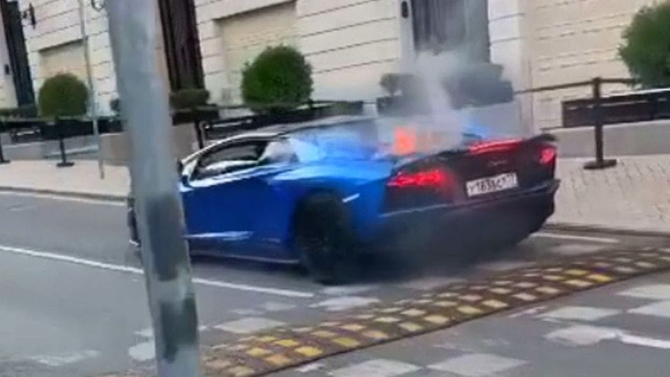 Moskau: Lamborghini steht in Flammen