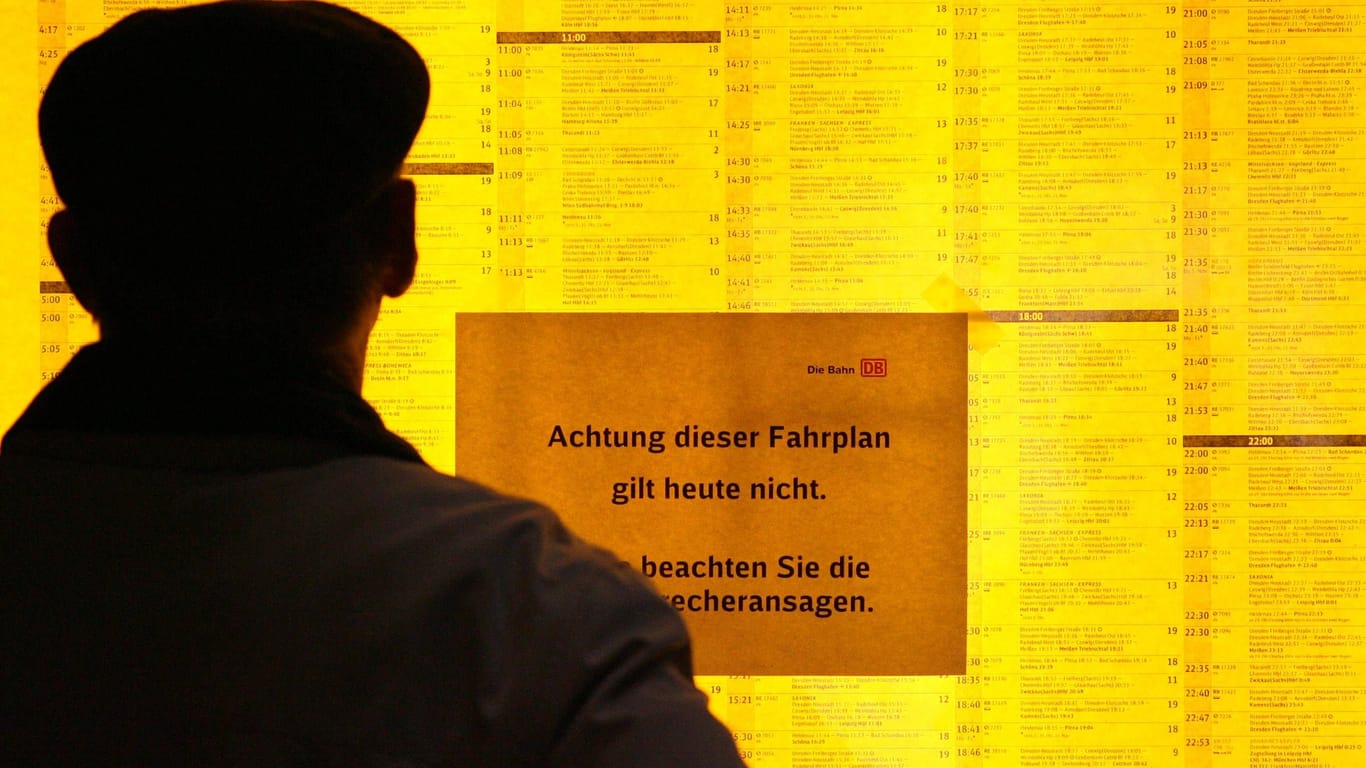 Mann schaut am Dresdner Hauptbahnhof auf einen Fahrplan, der nicht mehr gilt (Archivbild): Ab dem 6. Oktober steht fest, welche Züge nicht mehr fahren.