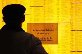Mann schaut am Dresdner Hauptbahnhof auf einen Fahrplan, der nicht mehr gilt (Archivbild): Die Änderungen gelten ab 16. Oktober.