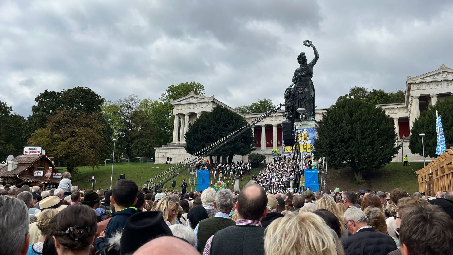 Das Platzkonzert der Wirte haben viele Menschen am Sonntag verfolgt.