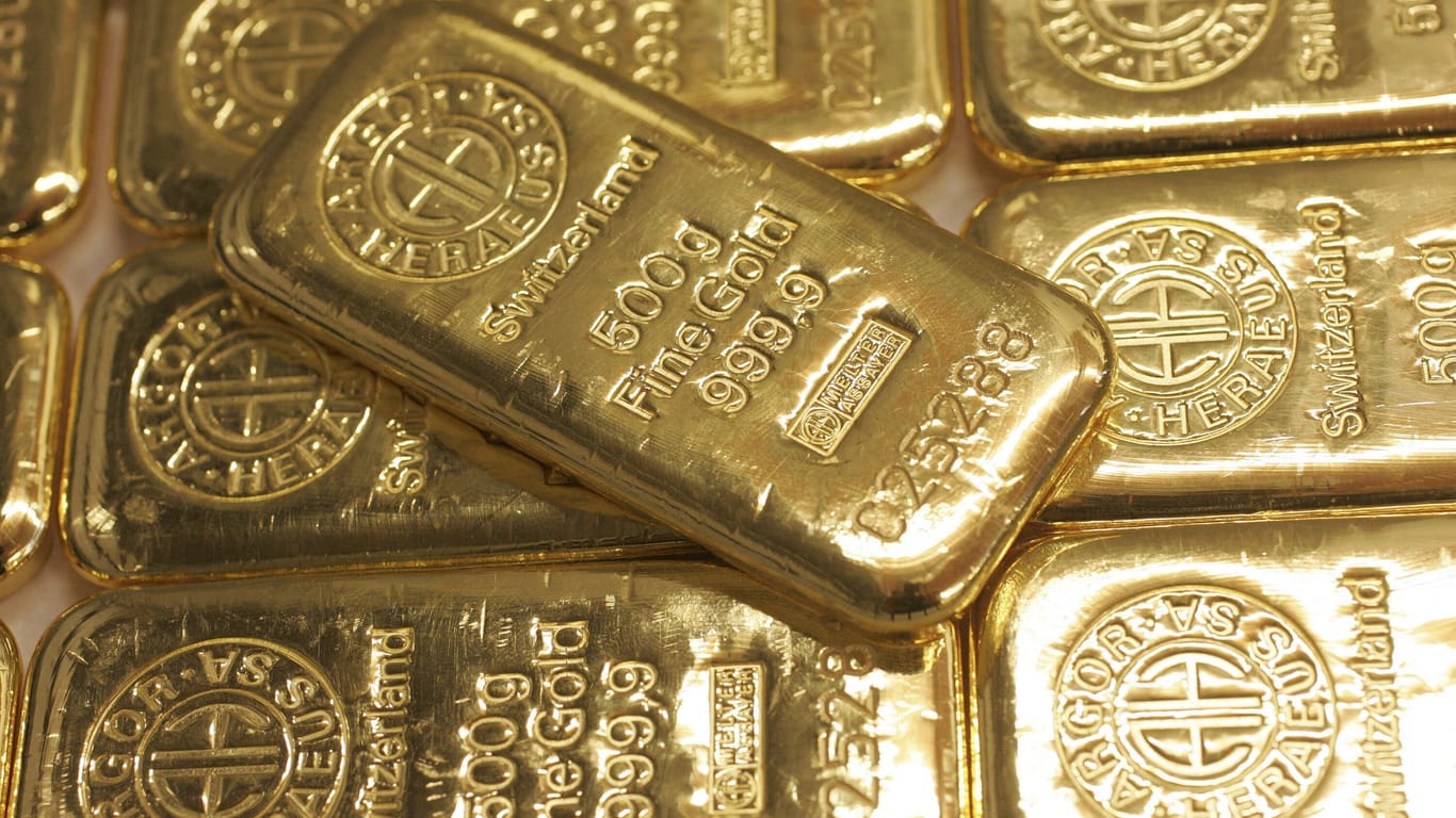 Goldbarren (Symbolbild): Dem Händler wird Steuerhinterziehung vorgeworfen.