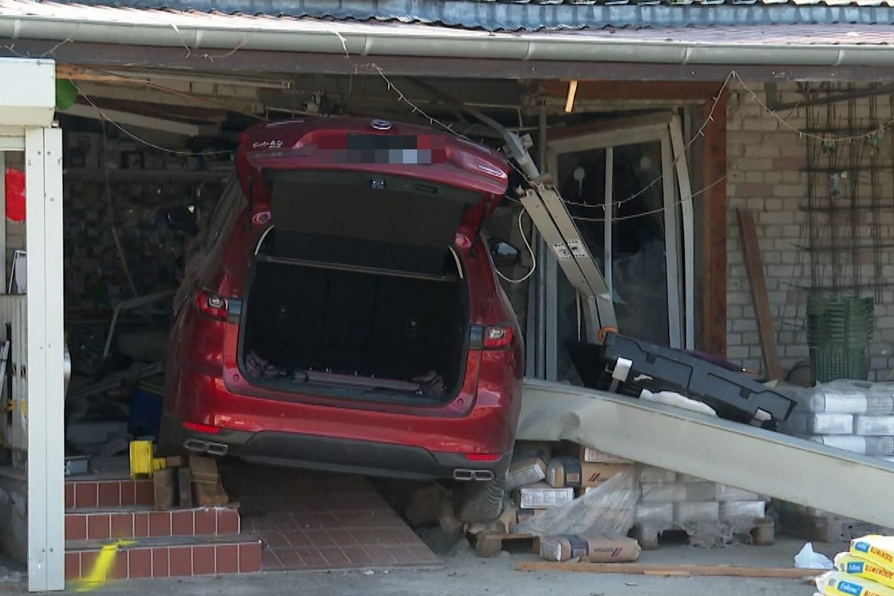 Verunfalltes Auto im Eingangsbereich des kleinen Baumarkts: