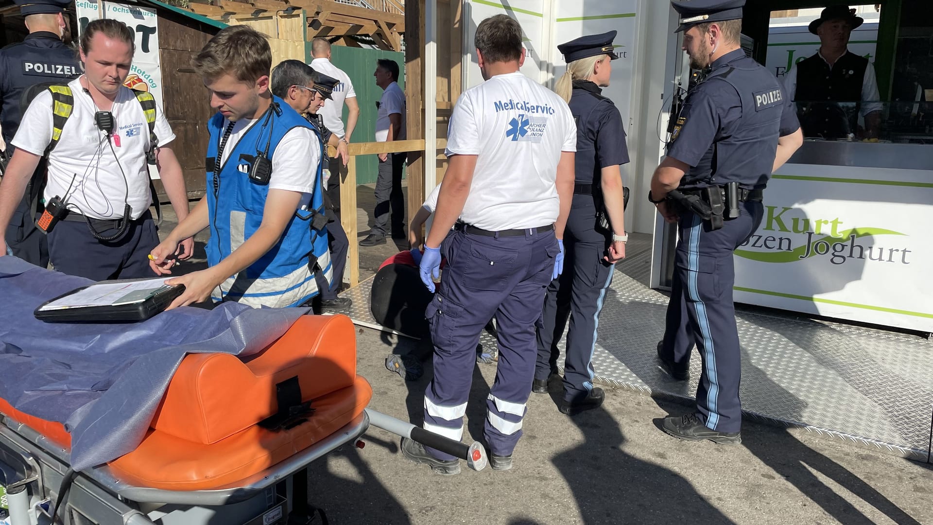 Als die Sanitäter eintreffen, liegt auch diese Patientin am Boden: sie kennen sie bereits von einem vorherigen Einsatz.