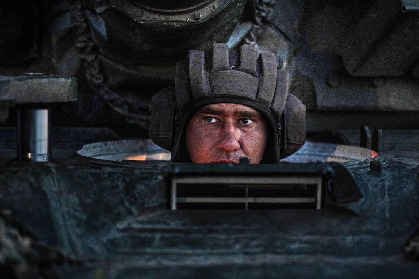 Ukraine, Kostjantyniwka: Ein ukrainischer Soldat 22. Brigade bei einer Nachtschießübung mit einem T-72 Panzer.