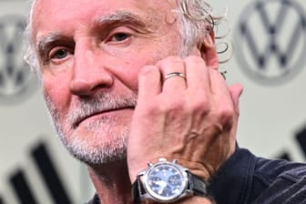 Rudi Völler: Der Bundestrainer vor der Pressekonferenz nach dem Sieg gegen Frankreich.