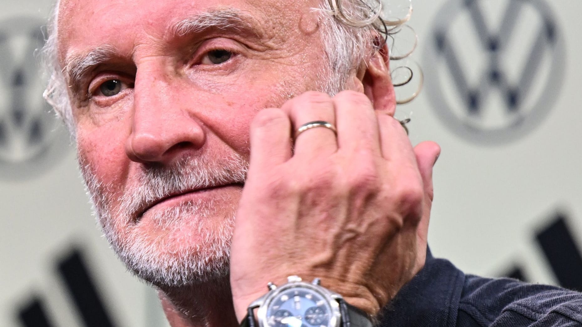 Rudi Völler: Der Bundestrainer vor der Pressekonferenz nach dem Sieg gegen Frankreich.