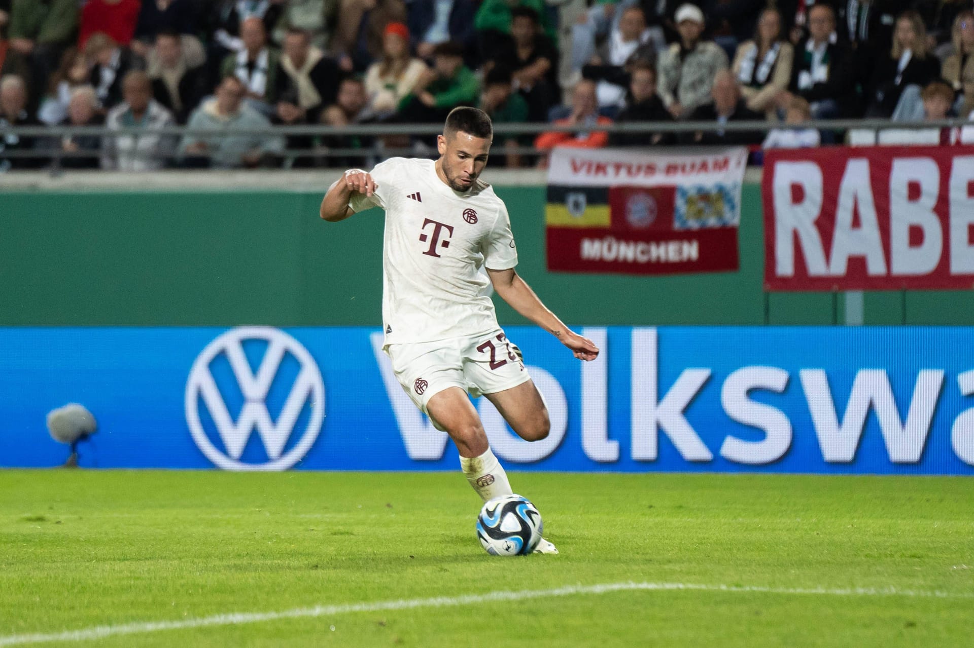 Raphaël Guerreiro (ab 63.): Der Neuzugang feierte nach seinem Muskelbündelriss sein Debüt für Bayern. Man sah ihn viel lachen und sehr aktiv über die linke Seite kommen. Note 3