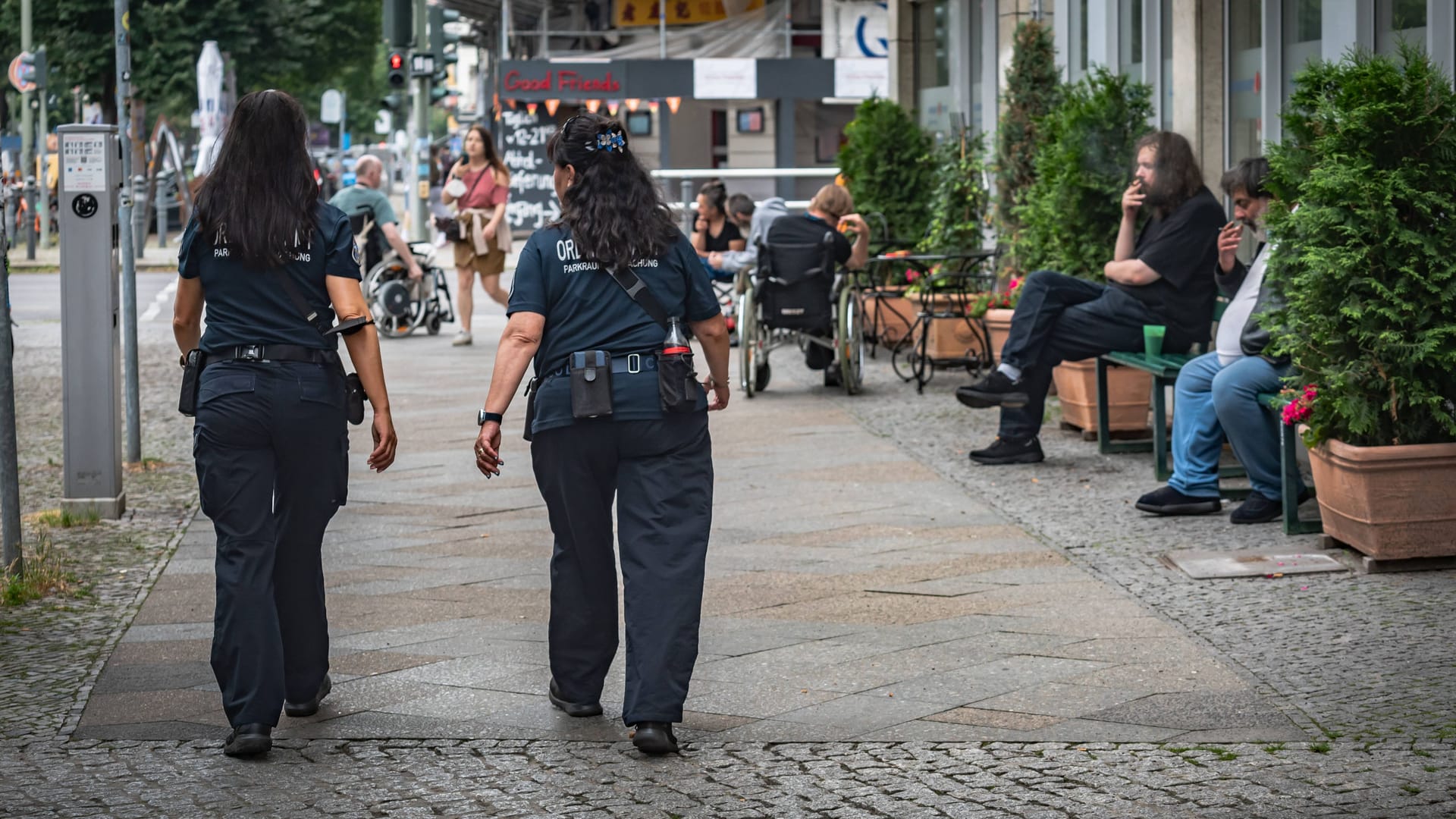 Mitarbeiterinnen des Ordnungsamtes (Archivbild): In Berlin ist eine solche Frau von einem Obdachlosen attackiert worden. Mitarbeiterinnen des Ordnungsamtes (Archivbild): In Berlin ist eine solche Frau von einem Obdachlosen attackiert worden.