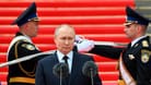 Wladimir Putin: Russlands Präsident will die Geschichte umschreiben, sagt Historikerin Mary Sarotte.