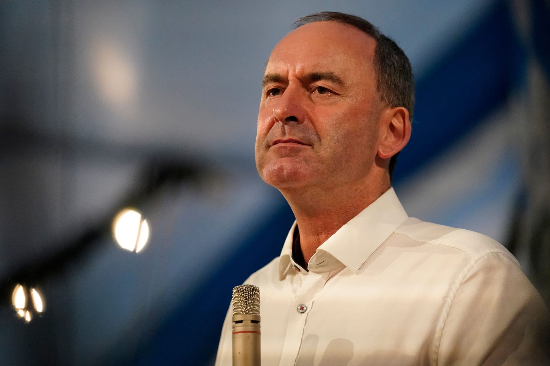 Hubert Aiwanger: Bayerns Vize-Regierungschef hat sich in der Affäre um ein antisemitisches Flugblatt aus Schulzeiten in Widersprüche verstrickt.