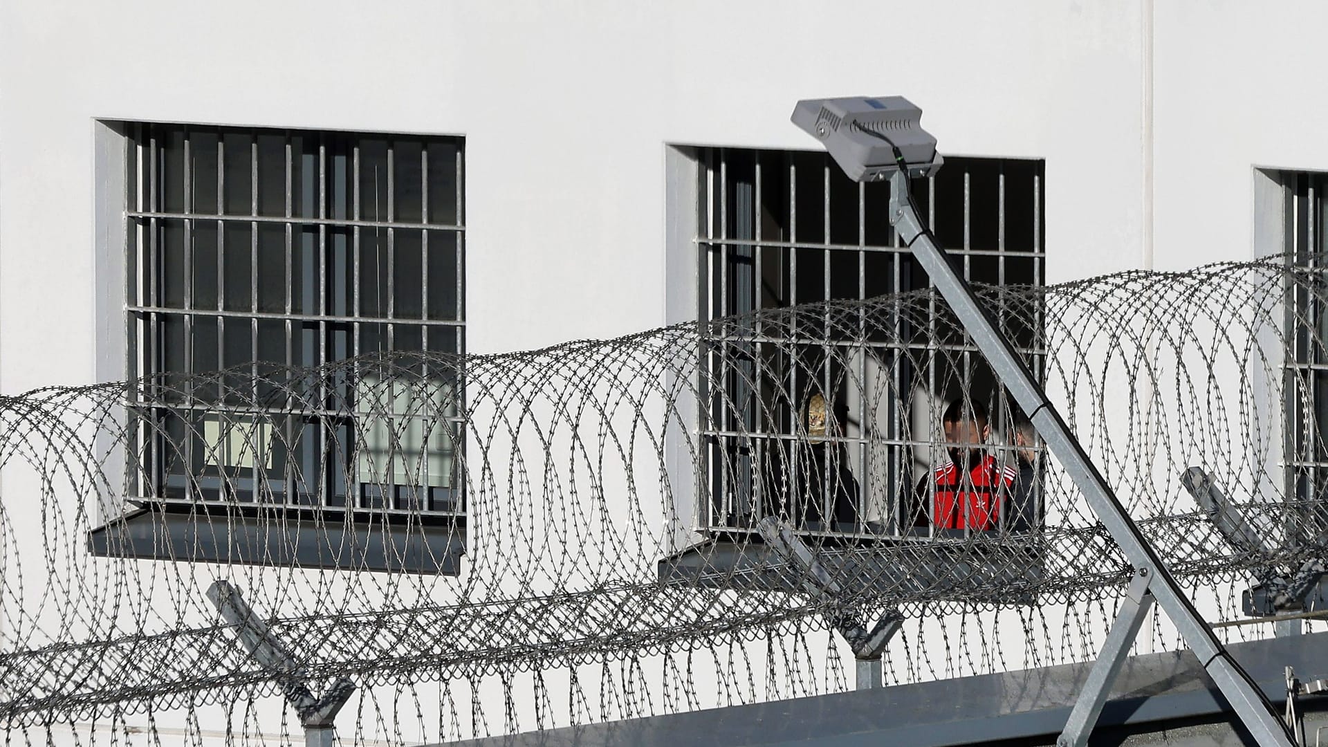 Die Mauer eines Gefängnisses (Symbolbild): In Österreich scheiterte ein Befreiungsversuch. Die Mauer eines Gefängnisses (Symbolbild): In Österreich scheiterte ein Befreiungsversuch.